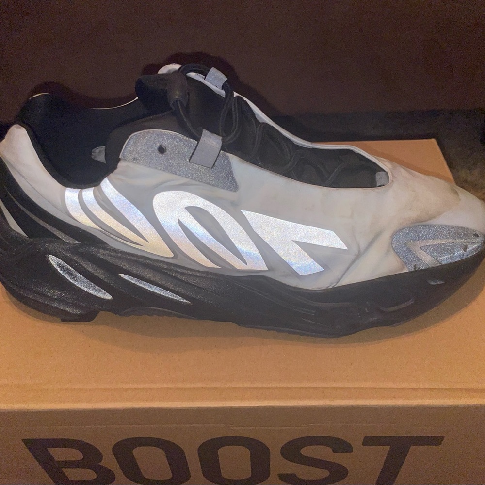 Men Adidas Yeezy 700 MNVN Size 11 black/blue tint